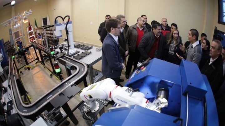 Autoridades inauguran una sala de robótica y mecatrónica en Encarnación