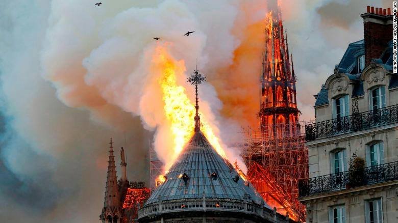 Se incendia la catedral Notre Dame en París