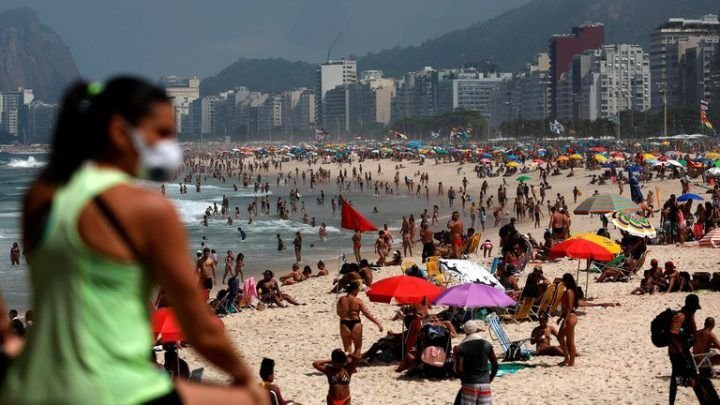 Fin de semana largo en Brasil: las playas repletas de gente en plena pandemia