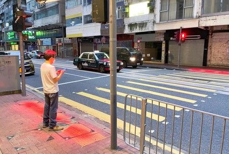 Cada vez más peatones mueren por distraerse con el móvil. Hong Kong ha tenido una idea: apuntarles con luces rojas.