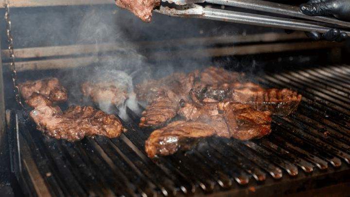 Cuidado con el asado: el carbón emite una sustancia insalubre al prenderse