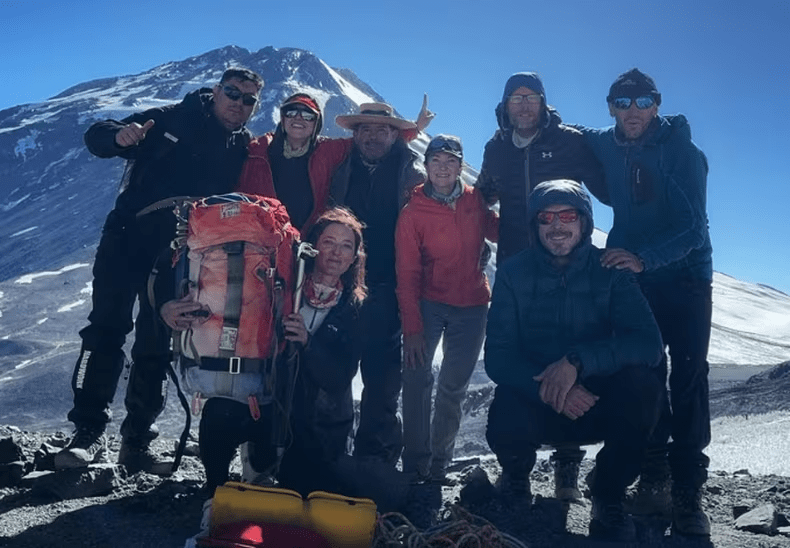 Recuperan mochila de andinista argentino muerto hace 40 años en un volcán