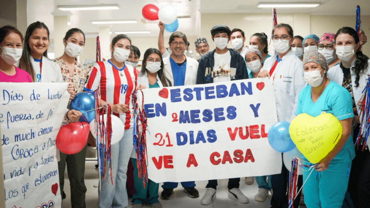 Dan de alta a adolescente que recibió trasplante de corazón