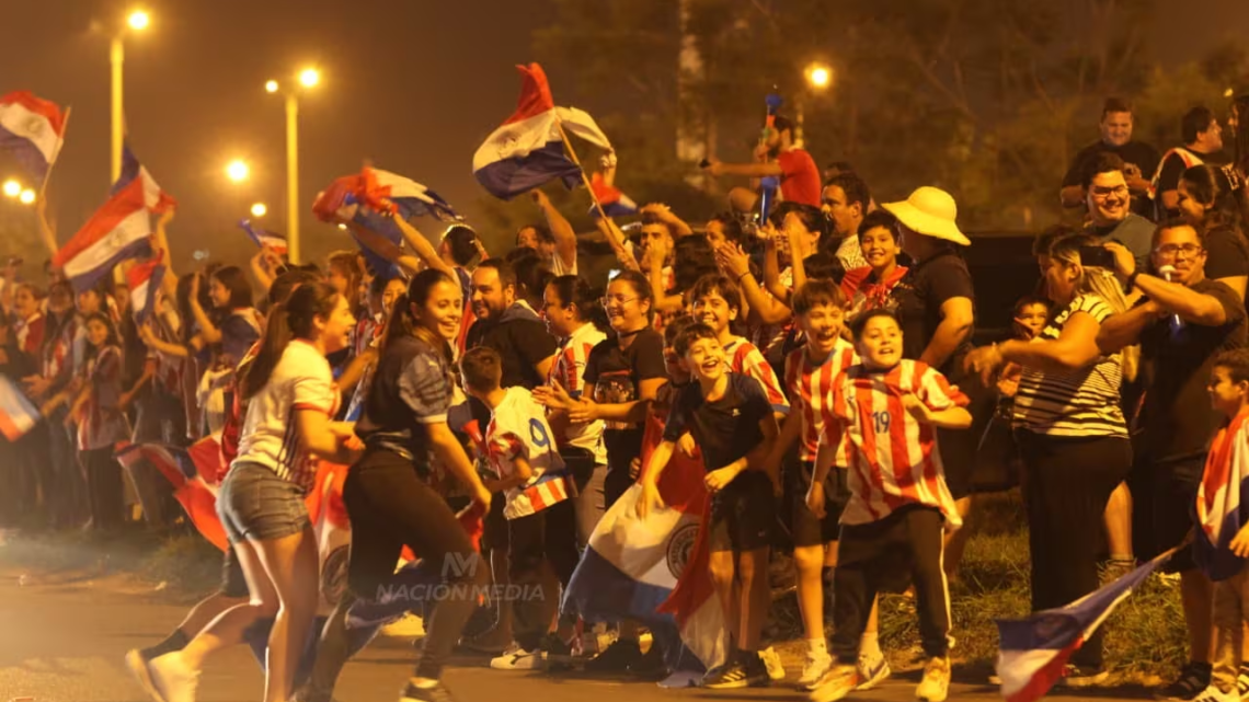 Colegio capitalino censura a estudiantes el uso de la remera de la Albirroja