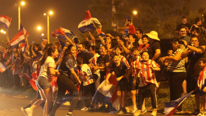 Colegio capitalino censura a estudiantes el uso de la remera de la Albirroja