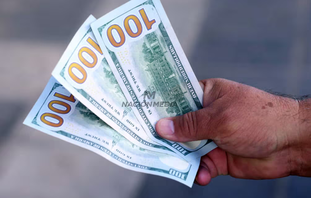 El dólar toca su nivel más bajo en el año