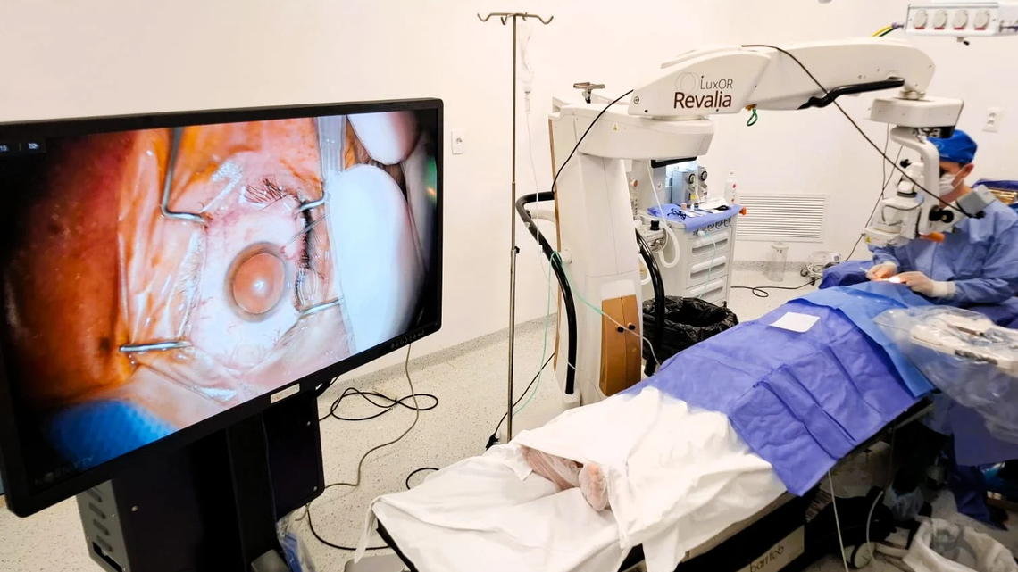 Más de 2.000 cirugías en centro de referencia a nivel país permiten que pacientes recuperen la visión