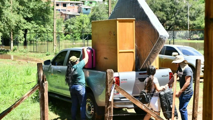 Ante inminente crecida del río Paraná, inician asistencia a familias del barrio San Rafael de Ciudad del Este