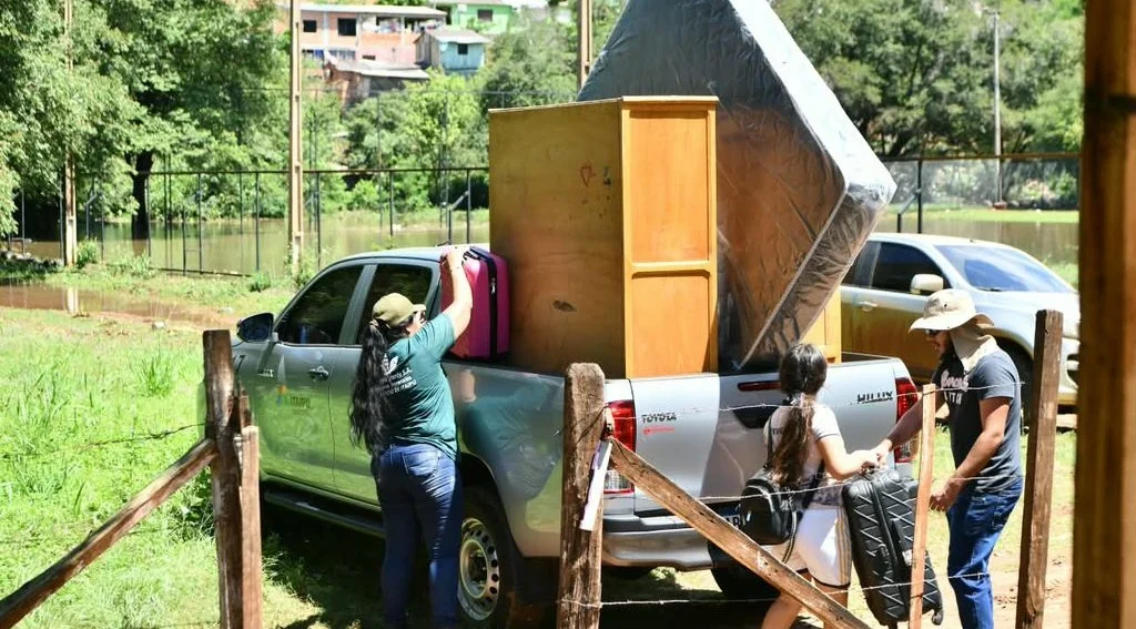 Ante inminente crecida del río Paraná, inician asistencia a familias del barrio San Rafael de Ciudad del Este