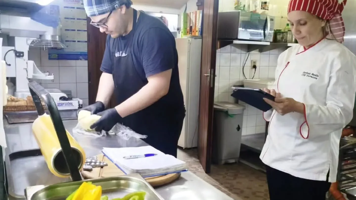Trabajadores turísticos de Itapúa certifican sus competencias en gastronomía y hotelería