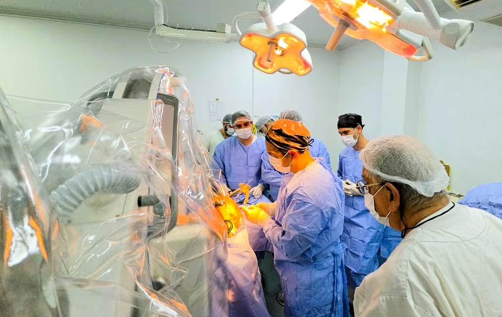 Logro médico: implantan a paciente chip cerebral de G. 560 millones contra el Parkinson