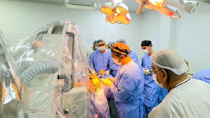 Logro médico: implantan a paciente chip cerebral de G. 560 millones contra el Parkinson