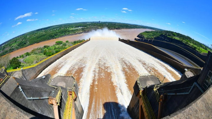 Itaipu reabrió su vertedero tras ajustar sus descargas para el control de la crecida