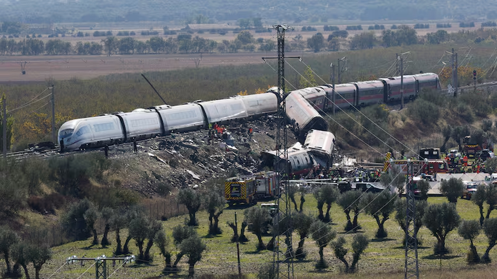 Conmoción en España por grave accidente de tren que deja unos 70 muertos
